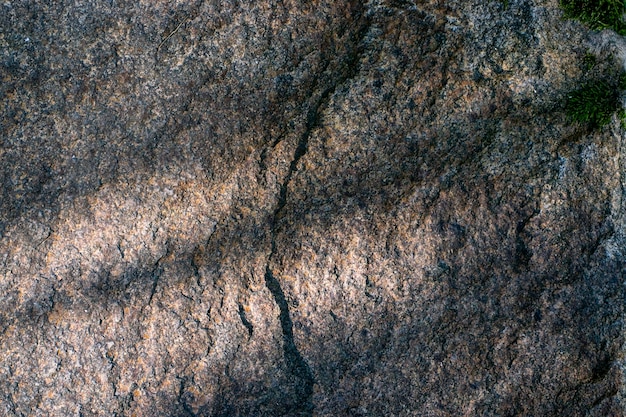 Fondo de textura de roca de granito crudo Fragmento de muro de piedra natural