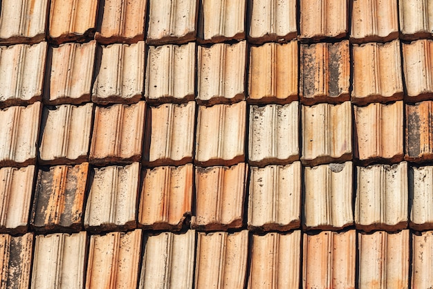Fondo de textura de tejas viejas. Textura de techo. Elemento de teja ondulada roja del techo.