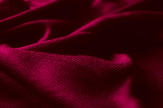 Fondo de textura de tela de color magenta (Viva Magenta). Primer plano de la ropa como papel tapiz.