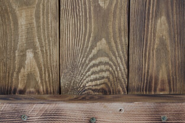 Fondo textural de tableros de madera dispuestos verticalmente y un tablero horizontal.