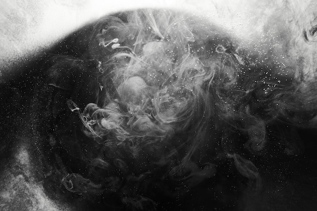 Fondo de tinta en blanco y negro niebla colorida abstracto remolino océano pintura acrílica pigmento bajo el agua humo oscuro