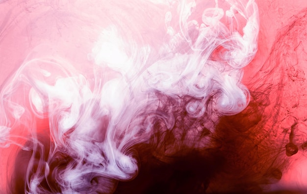 Fondo de tinta negra y roja niebla colorida resumen remolino océano pintura acrílica pigmento bajo el agua humo blanco