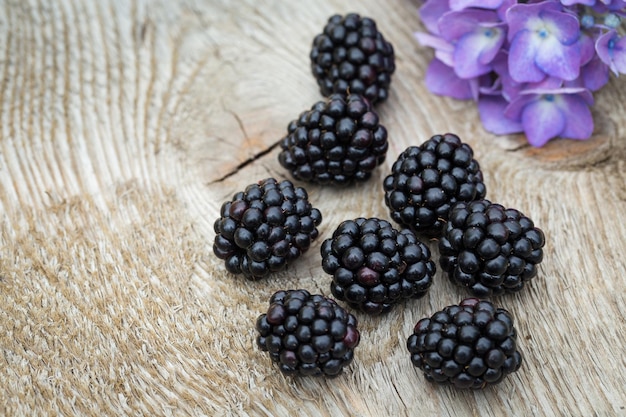 Fondo para títulos con moras y mesa de madera.