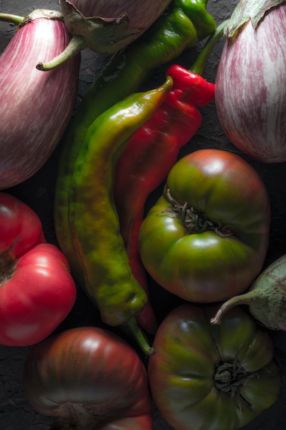 Fondo de tomates multicolores berenjena y chile