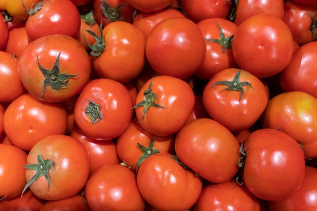 Fondo de tomates naturales rojos maduros frescos, verduras saludables