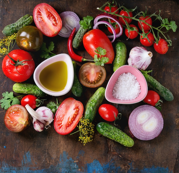 Fondo con tomates y pepinos.