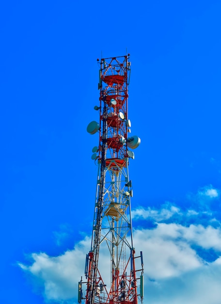 Fondo de torre de comunicación meteorológica y meteorológica vertical