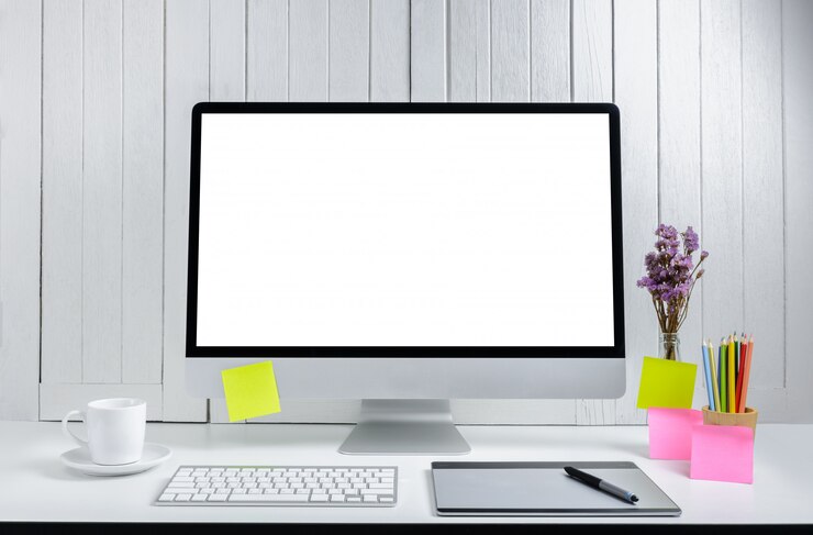 Foto fondo de trabajo para diseñadores con computadora de escritorio moderna en blanco con pantalla blanca.
