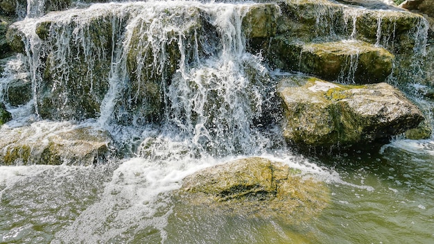 Fondo tranquilo de cascada y pequeñas rocas