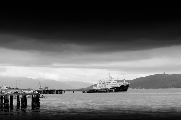 Fondo de transporte de barco blanco y negro horizontal hd