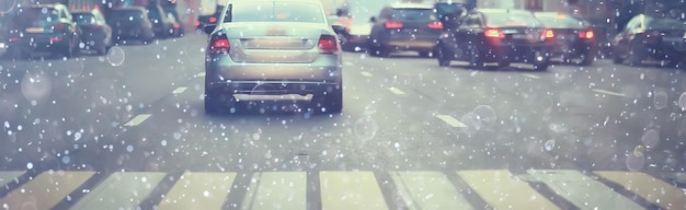 fondo de transporte borroso nieve/tráfico en una carretera invernal, concepto de automóvil estacional, textura automática borrosa, atascos de tráfico