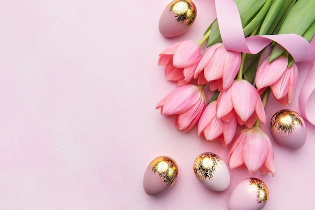 Fondo de tulipanes rosas y huevos de Pascua