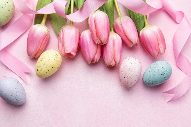 Fondo de tulipanes rosas y huevos de Pascua