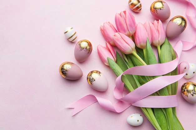 Fondo de tulipanes rosas y huevos de Pascua