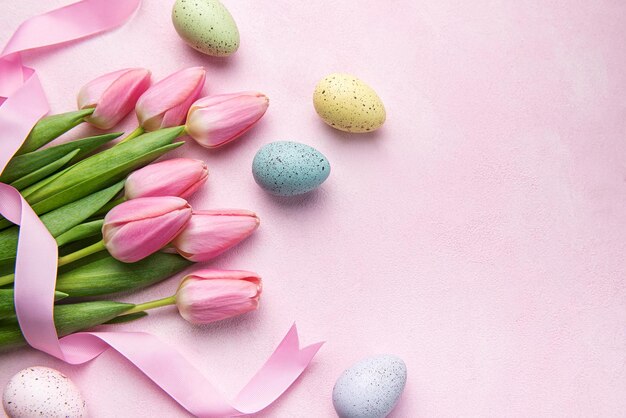 Fondo de tulipanes rosas y huevos de Pascua