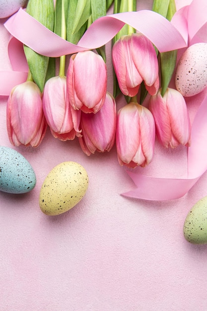 Fondo de tulipanes rosas y huevos de Pascua