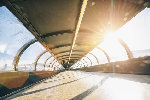 Fondo de túnel futurista abstracto con luz solar