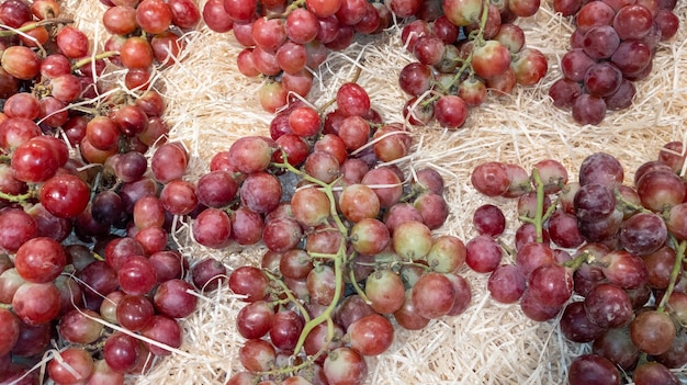 Fondo de uvas rojas en el mercado de frutas de la ciudad local