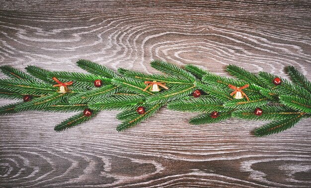 Fondo de vacaciones con deseos de temporada y borde de ramas de árboles de Navidad de aspecto realista decoradas con bayas.