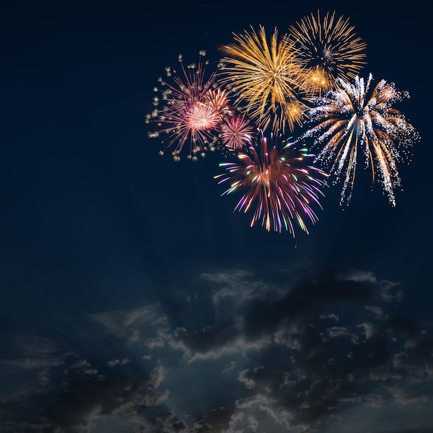 Foto fondo de vacaciones con fuegos artificiales en el cielo para navidad o día de la independencia. tu diseño creativo