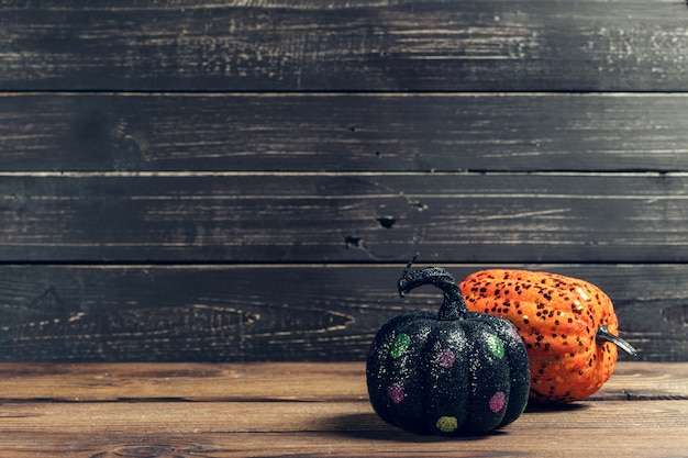 Fondo de vacaciones de Halloween con calabaza en mesa de madera