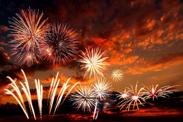 Fondo de vacaciones con hermosos fuegos artificiales y majestuoso cielo