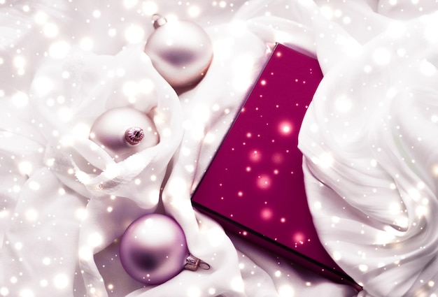 Fondo de vacaciones mágicas navideñas adornos festivos caja de regalo vintage granate y brillo dorado como regalo de temporada de invierno para el diseño de marca de lujo
