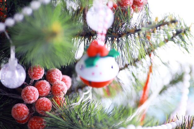 Fondo de vacaciones de Navidad. Adorno de plata y color colgando de un árbol decorado con bokeh y nieve, copie el espacio.