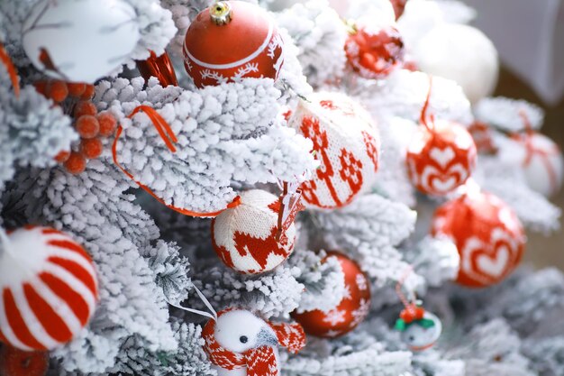 Fondo de vacaciones de Navidad. Adorno de plata y color colgando de un árbol decorado con bokeh y nieve, copie el espacio.