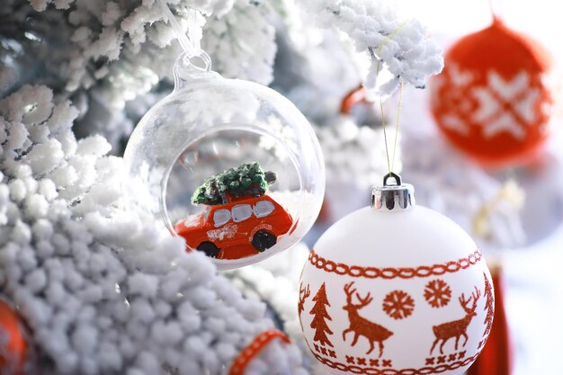 Fondo de vacaciones de Navidad. Adorno de plata y color colgando de un árbol decorado con bokeh y nieve, copie el espacio.