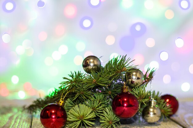 Fondo de vacaciones de Navidad. Adorno de plata y rojo colgando de un árbol decorado con bokeh, espacio de copia.