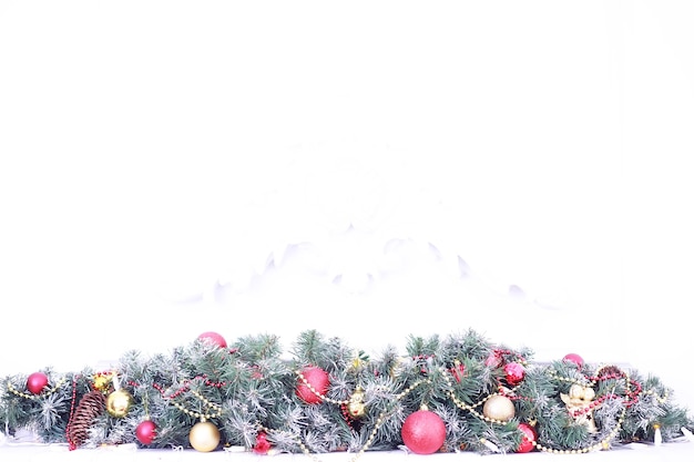 Fondo de vacaciones de Navidad adornos de color y plata colgando de un árbol decorado