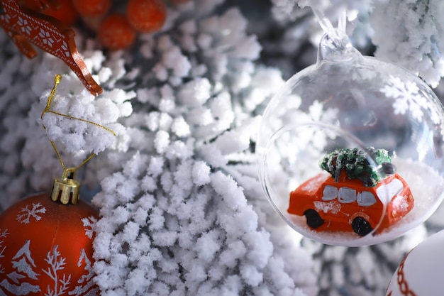 Fondo de vacaciones de Navidad adornos de color y plata colgando de un árbol decorado