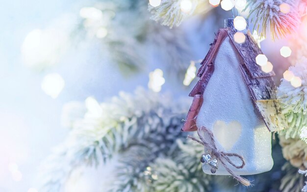 Foto fondo de vacaciones de navidad y año nuevo. árbol de navidad con luz y fondo borroso