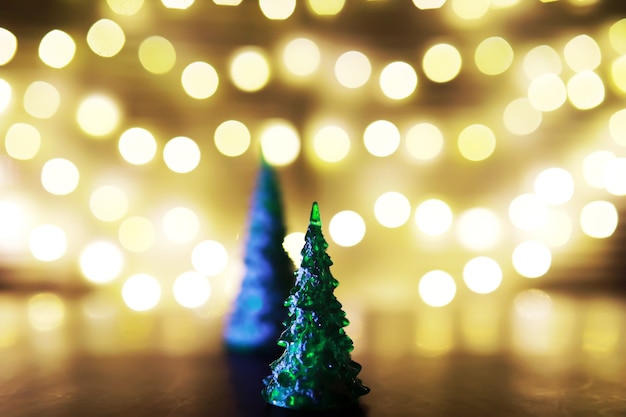 Fondo de vacaciones de Navidad y año nuevo con espacio de copia. Fondo de vacaciones de invierno con abeto congelado, luces brillantes, bokeh.