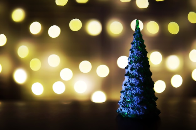 Fondo de vacaciones de Navidad y año nuevo con espacio de copia. Fondo de vacaciones de invierno con abeto congelado, luces brillantes, bokeh.