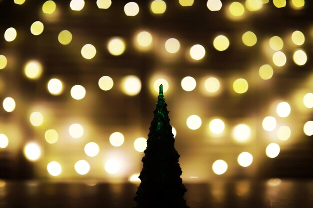 Fondo de vacaciones de Navidad y año nuevo con espacio de copia. Fondo de vacaciones de invierno con abeto congelado, luces brillantes, bokeh.