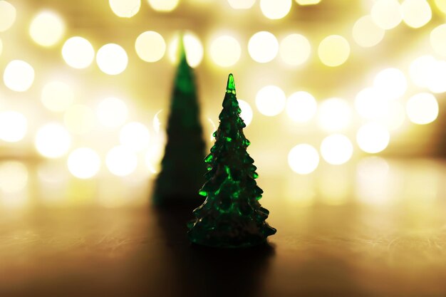 Fondo de vacaciones de Navidad y año nuevo con espacio de copia. Fondo de vacaciones de invierno con abeto congelado, luces brillantes, bokeh.