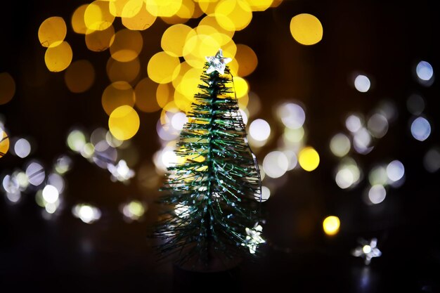 Fondo de vacaciones de Navidad y año nuevo con espacio de copia Fondo de vacaciones de invierno con luces de brillo de abeto congelado bokeh