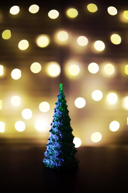 Fondo de vacaciones de Navidad y año nuevo con espacio de copia Fondo de vacaciones de invierno con luces de brillo de abeto congelado bokeh