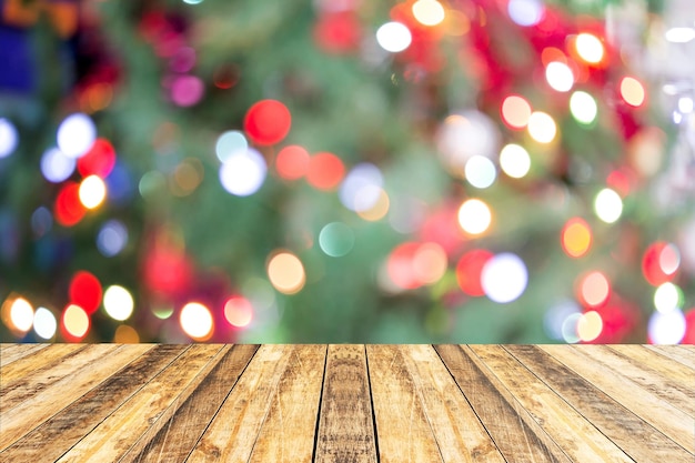 Fondo de vacaciones de navidad y año nuevo con mesa cubierta de madera vacía sobre bokeh festivo