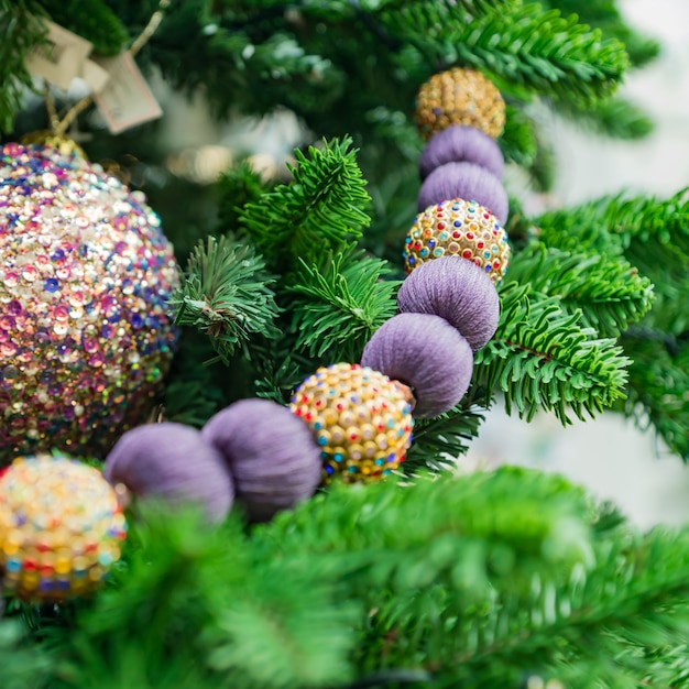 Fondo de vacaciones de Navidad y año nuevo. Árbol de Navidad decorado con adornos y guirnaldas. Brillante y brillante. Concepto de celebración