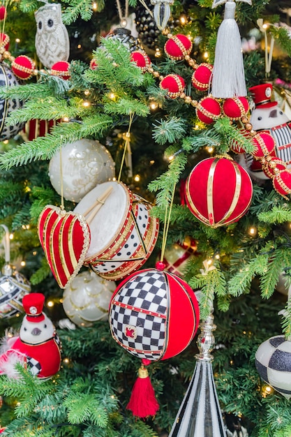 Fondo de vacaciones de Navidad y año nuevo. Árbol de Navidad decorado con adornos rojos, juguetes y guirnaldas. Brillante y brillante. Concepto de celebración