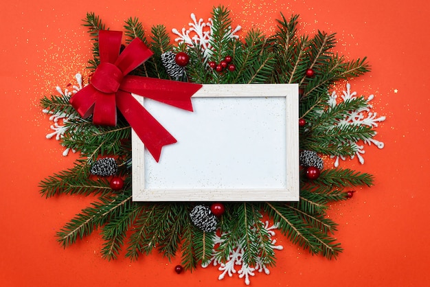 Fondo de vacaciones de Navidad con árbol de Navidad y adornos navideños.