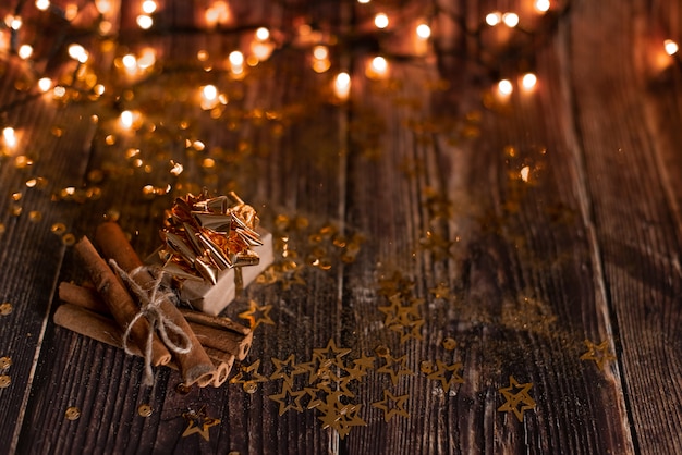 Fondo de vacaciones de Navidad con árbol de Navidad decorado y guirnaldas. Hermosa habitación vacía de Navidad. Marco de año nuevo para su texto