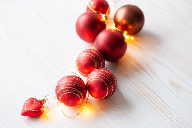 Fondo de vacaciones de Navidad con bolas rojas de Navidad y guirnaldas