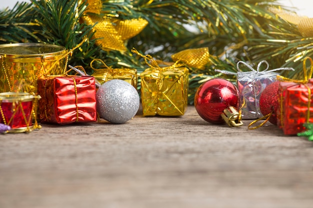 Fondo de vacaciones de Navidad con mesa de terraza de madera vacía sobre bokeh de invierno.