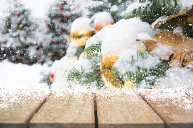 Fondo de vacaciones de Navidad con mesa vacía