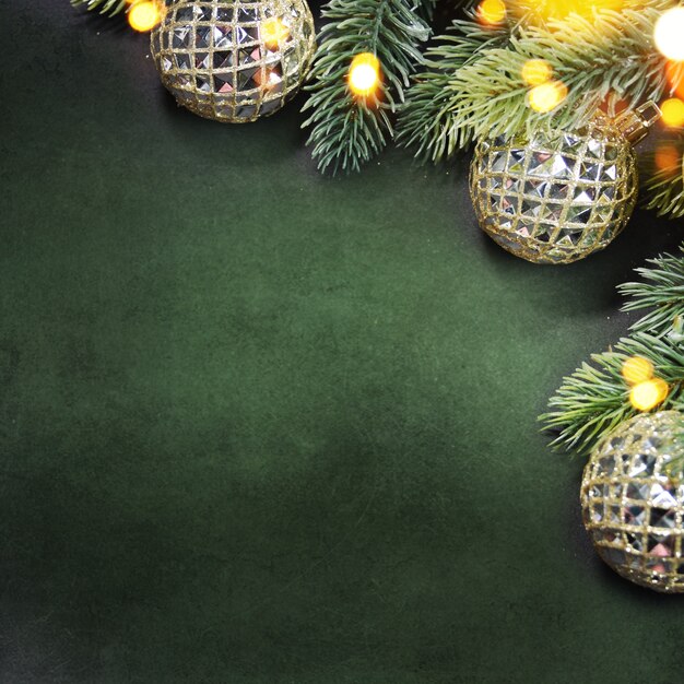 Fondo de vacaciones de navidad con rama de abeto