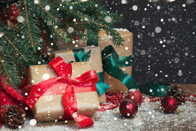 Fondo de vacaciones de Navidad Regalos con una cinta roja Sombrero de Papá Noel y decoración debajo de un árbol de Navidad